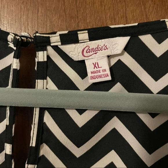 Candie’s Black and White Chevron Short Cap Sleeve Blouse - Picture 2 of 7